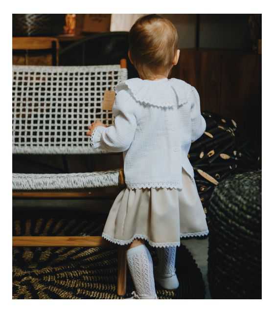 Biała bluzka z muślinu dla dziewczynki z kołnierzykiem