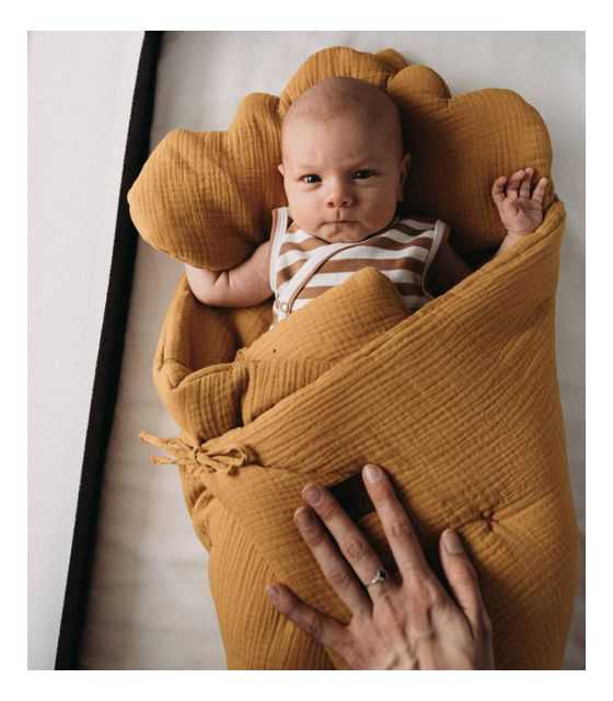 Hi Little One - Kołderka z podusią i Rożek z oddychającej bawełny organicznej QUILT BABY HORN STRAWBERRY