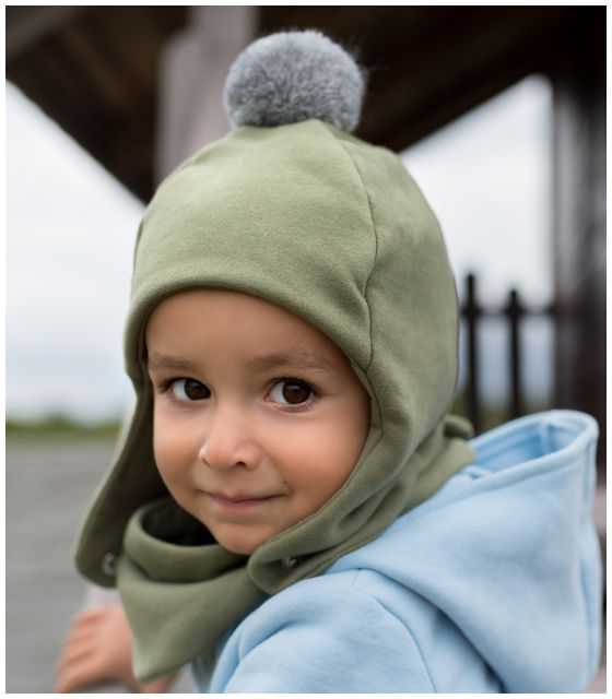 Zimowa dziecięca czapka pilotka oliwka z pomponem