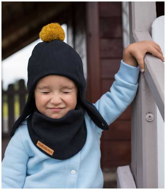 Zimowa dziecięca czapka pilotka czarna z pomponem