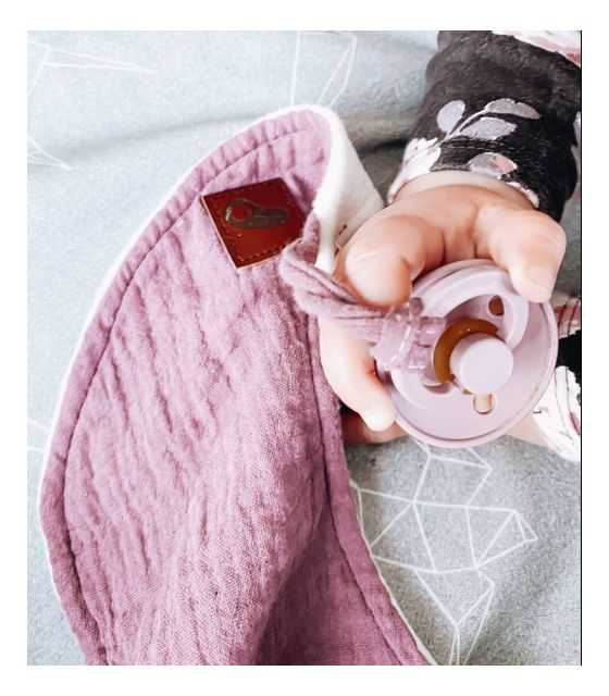 Hi Little One - Przytulanka dou dou z zawieszką z organicznej BIO bawełny cozy muslin pacifier keeper Moon Lavender