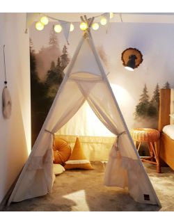 namiot tipi natura boho z falbaną w pokoju z motywem lasu