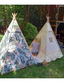 namiot tipi dżungla z wentylem w ogrodzie z dziewczynką