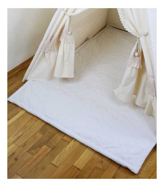 namiot tipi natura boho z girlandą, łapaczem snów i poduszkami