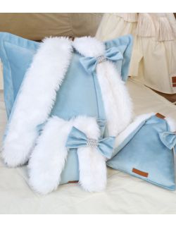 poduszki dekoracyjne zające niebieskie w aranżacji
