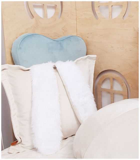 poduszki dekoracyjne zające kremowe w aranżacji z małymi poduszkami