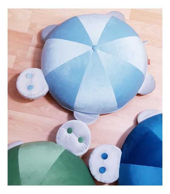 tapicerowana pufa na kółkach niebieska w kształcie żółwia