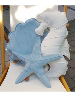 poduszki dekoracyjne muszla z rozgwiazdą w aranżacji z konikiem morskim