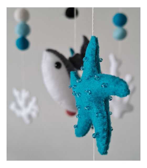 Karuzela nad łóżeczko dziecięce z filcowymi elementami 'Niebieski Wieloryb'