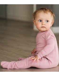 różowy pajacyk niemowlęcy z delikatnej tkaniny