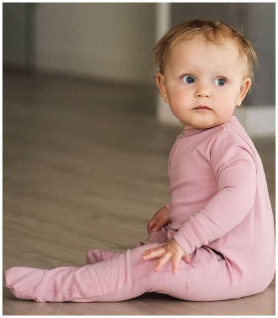 różowy pajacyk niemowlęcy z delikatnej tkaniny