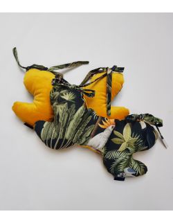 Poduszka Motylek Jungle Tukany z ultra soft velvet musztardowuy pikowany w gwiazdki