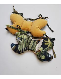 Poduszka Motylek Jungle Tukany z velvet musztardowy pikowany w caro
