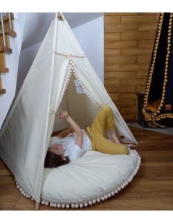 naturalny namiot tipi z pomponami dla dzieci 