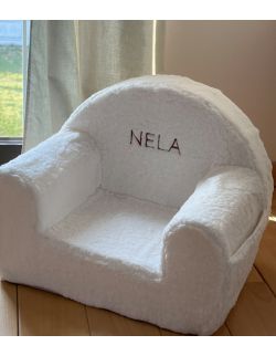 Futrzany fotelik dla dziecka z haftowanym imieniem biały