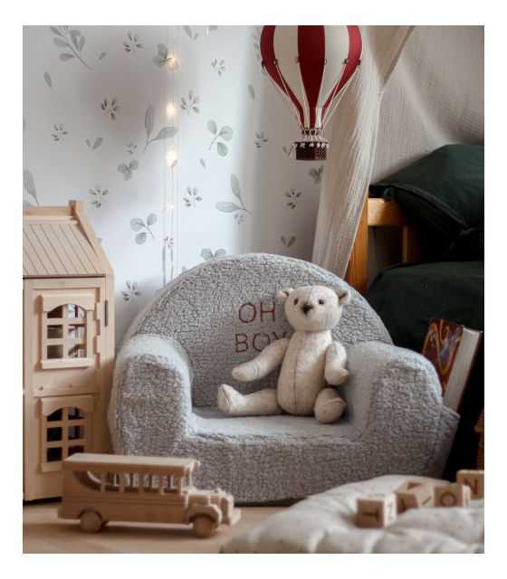 Futrzany fotelik dla dziecka z haftowanym imieniem szary