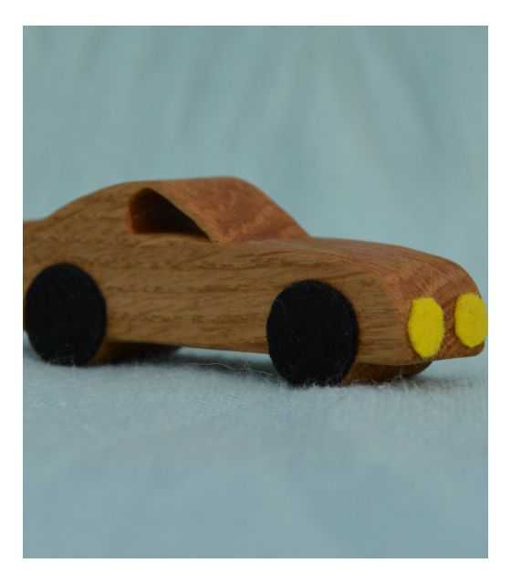 Sportowy samochód z drewna