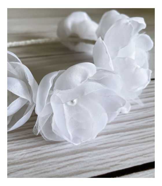 Biała opaska dla dziewczynki z kwiatami wianek