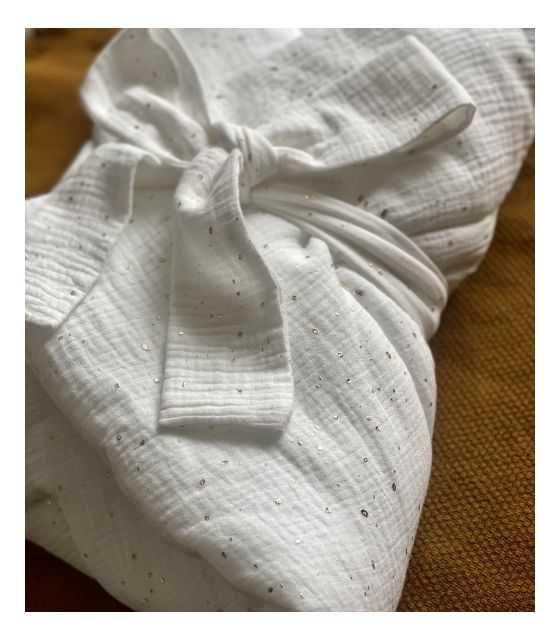 Muślinowy rożek niemowlęcy biały złote kropki