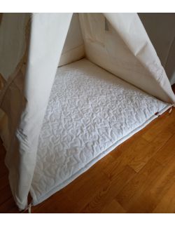 namiot tipi z kwadratową matą do pokoju dziecięcego