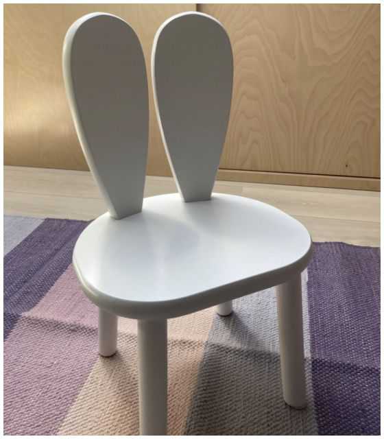 Drewniane krzesełko z uszami królika w kolorze białym