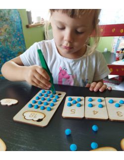 Drewniane zabawki edukacyjne matematyczne Montessori dla dzieci. Nauka liczenia