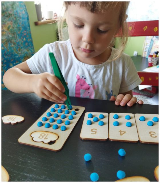 Drewniane zabawki edukacyjne matematyczne Montessori dla dzieci. Nauka liczenia