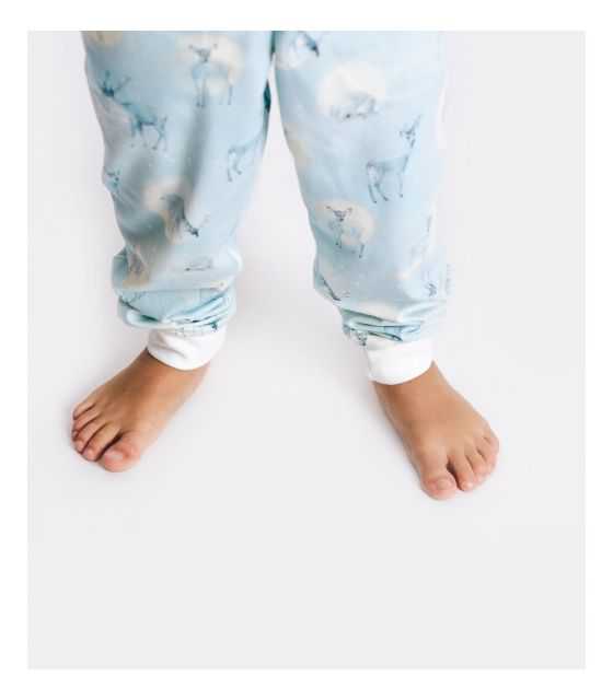 Piżamka dziecięca- koszulka ecri, spodnie jelonki.